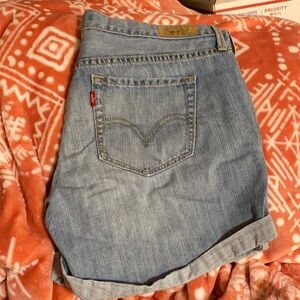Levi’s boyfriend jean shorts size 8. S102